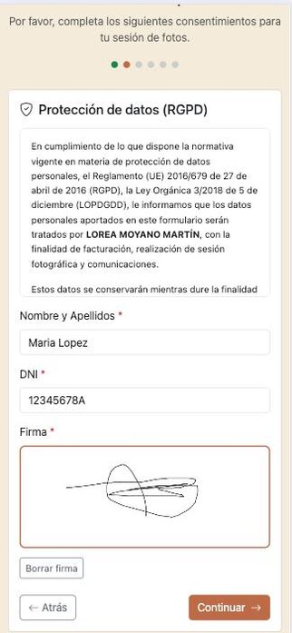 Formulario de consentimiento de protección de datos en el móvil, con el recuadro de firma ya trazado con el dedo
